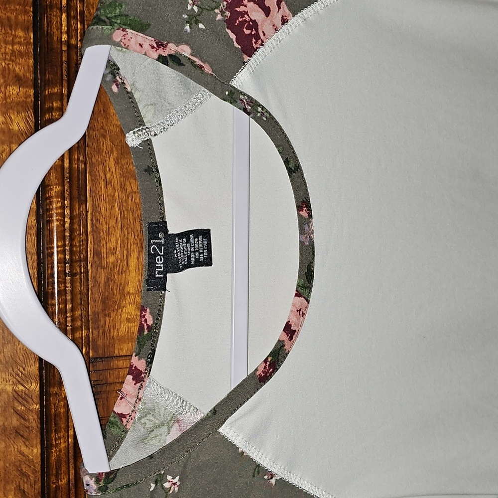 Rue 21 Womens Sz XS Floral Top. - Picture 3 of 5